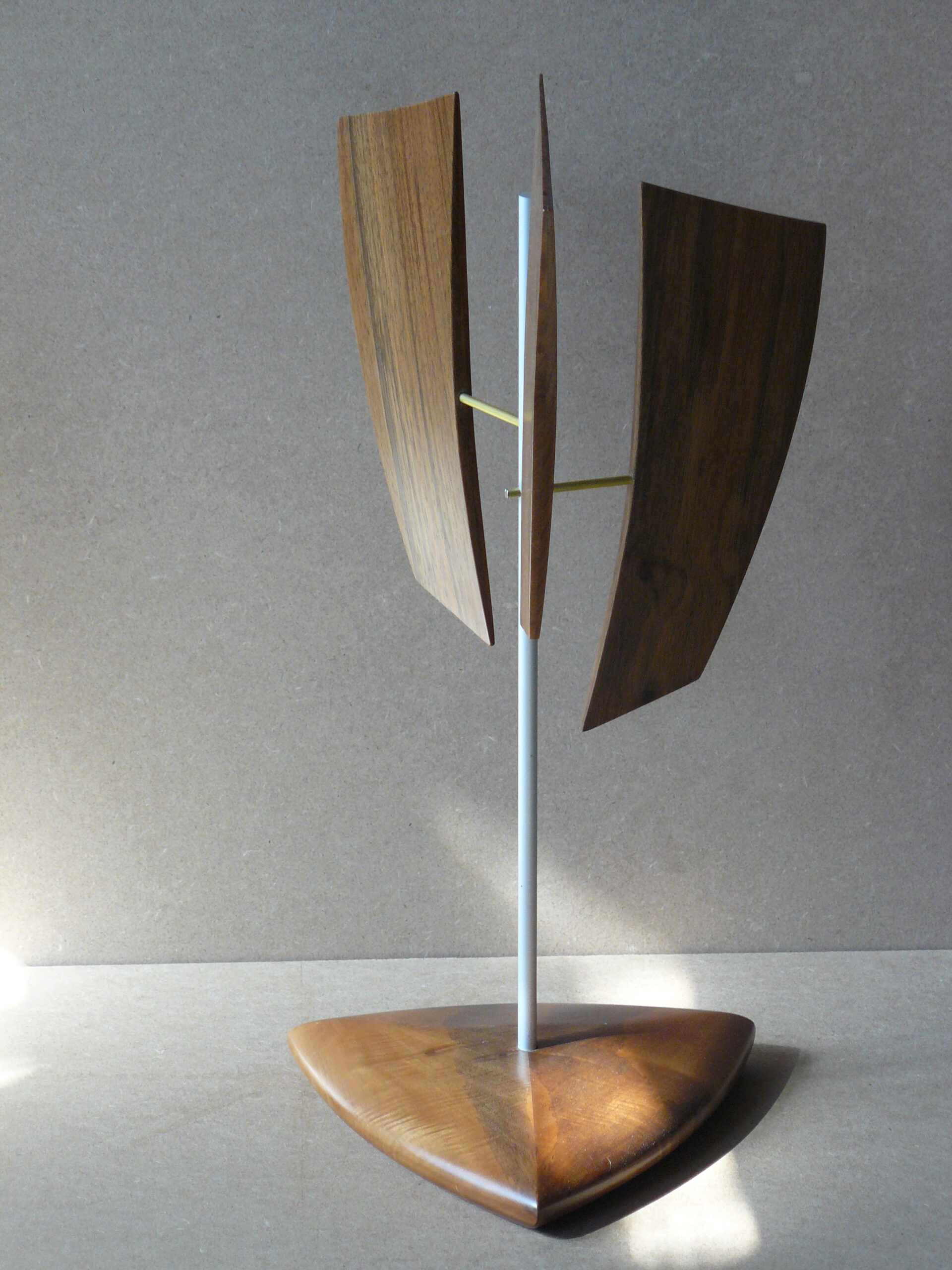 AILE- sculpture en noyer, laiton et aluminium