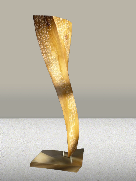 VRILLEE - sculpture en prunier façonnée et gravée à la main